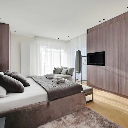 Spacious With Rooftop -