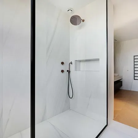 Διαμέρισμα Spacious With Rooftop - *